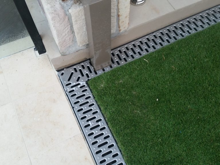 Drainage between paving and lawn